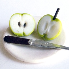 apple halves on a plate (1759_2)