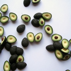 avacado half (6250_3)