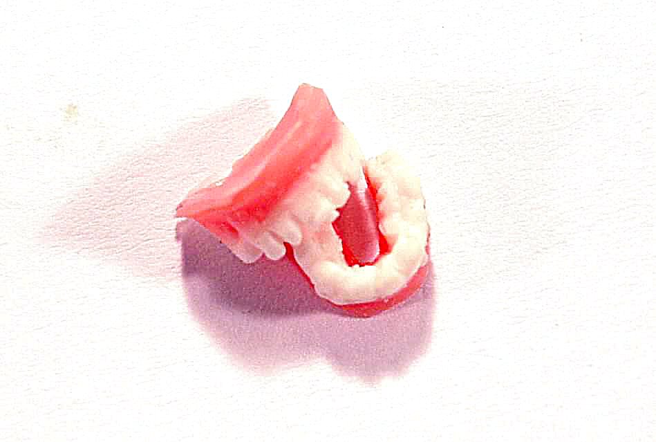 TX Miniatures Market Place html Speciality or Novelty, False Teeth (Pair)