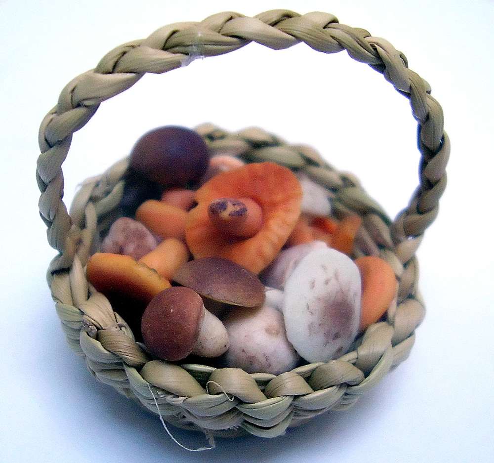TX Miniatures Market Place Trade html Crates and Baskets, Wild Mushroom Basket medium