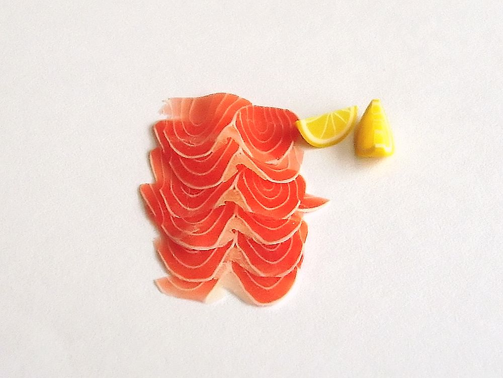 TX Miniatures Market Place Trade html Fish, Salmon, (Smoked) Slices With 2 Lemon wedges